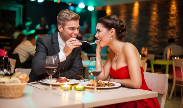 Dinner with your girlfriend- Top 10 Birthday Gifts for Girlfriend