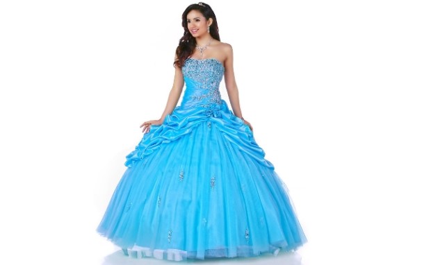 Prom outfits- Top 10 Birthday Gifts for Girlfriend