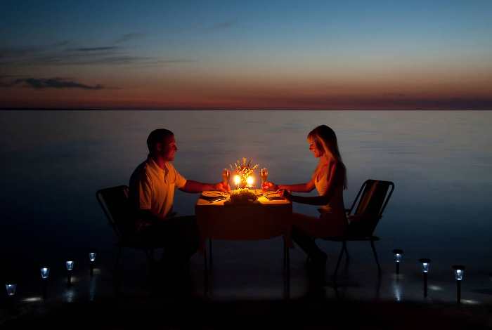 Candle Light Dinner- Top 10 Romantic Ways to Propose a Girl