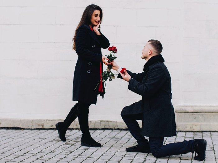 Propose simply with a red rose- Top 10 Romantic Ways to Propose a Girl